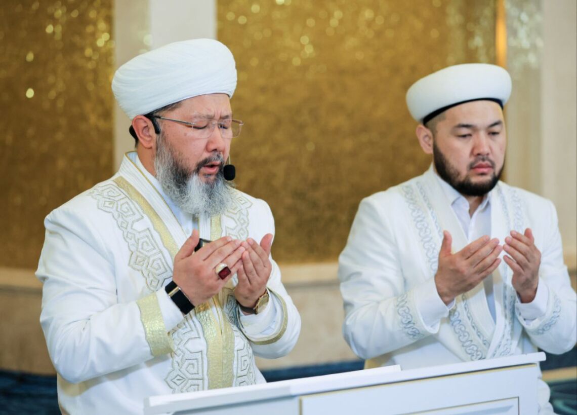 Құран хатым дұғасын жасады