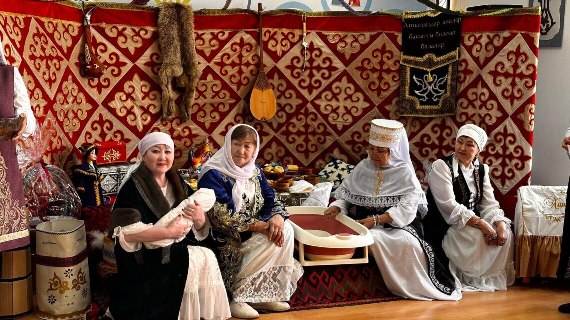 Жаңару күні: зейнеткерлер театрландырылған көрініс қойды