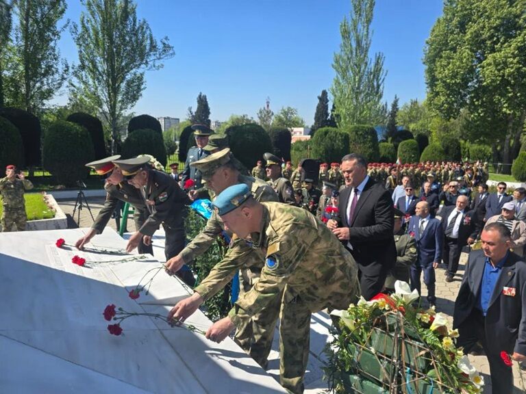 В Душанбе почтили память казахстанских героев