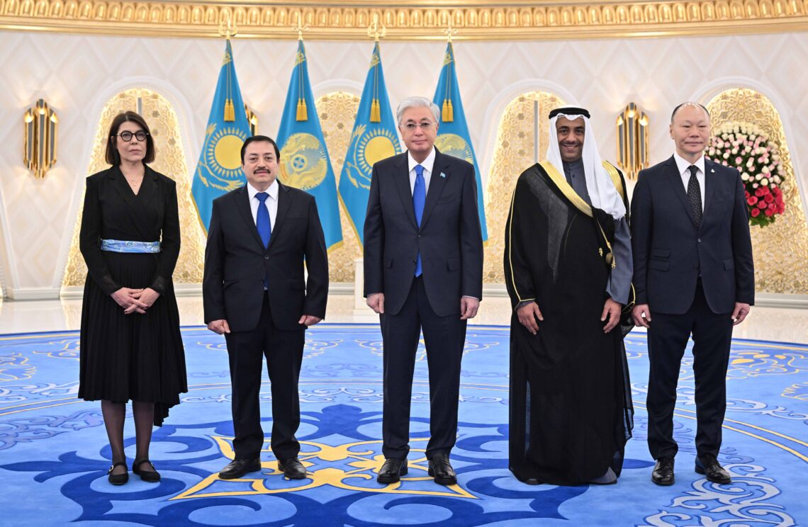 Президент принял верительные грамоты послов 4 стран