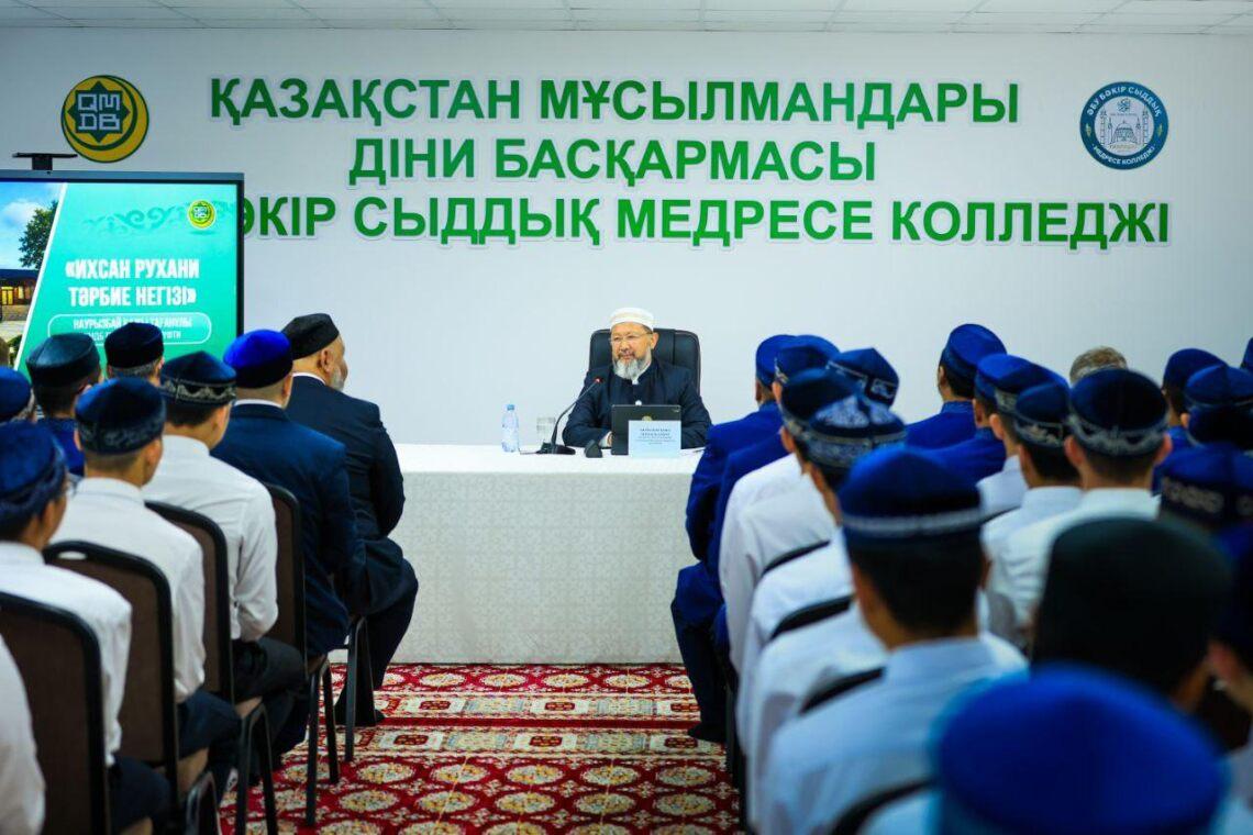 Павлодар: Медресе шәкірттеріне дәріс оқыды