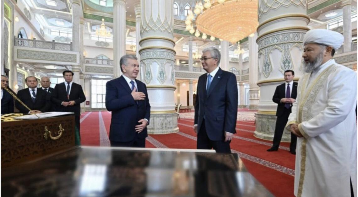 Түркістан: Қасым-Жомарт Тоқаев пен Шавкат Мирзиёев жаңа мешітті аралады