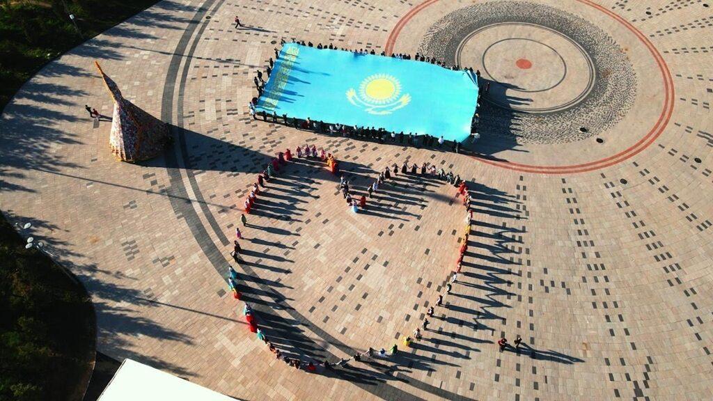 В Астане развернули огромный флаг Казахстана