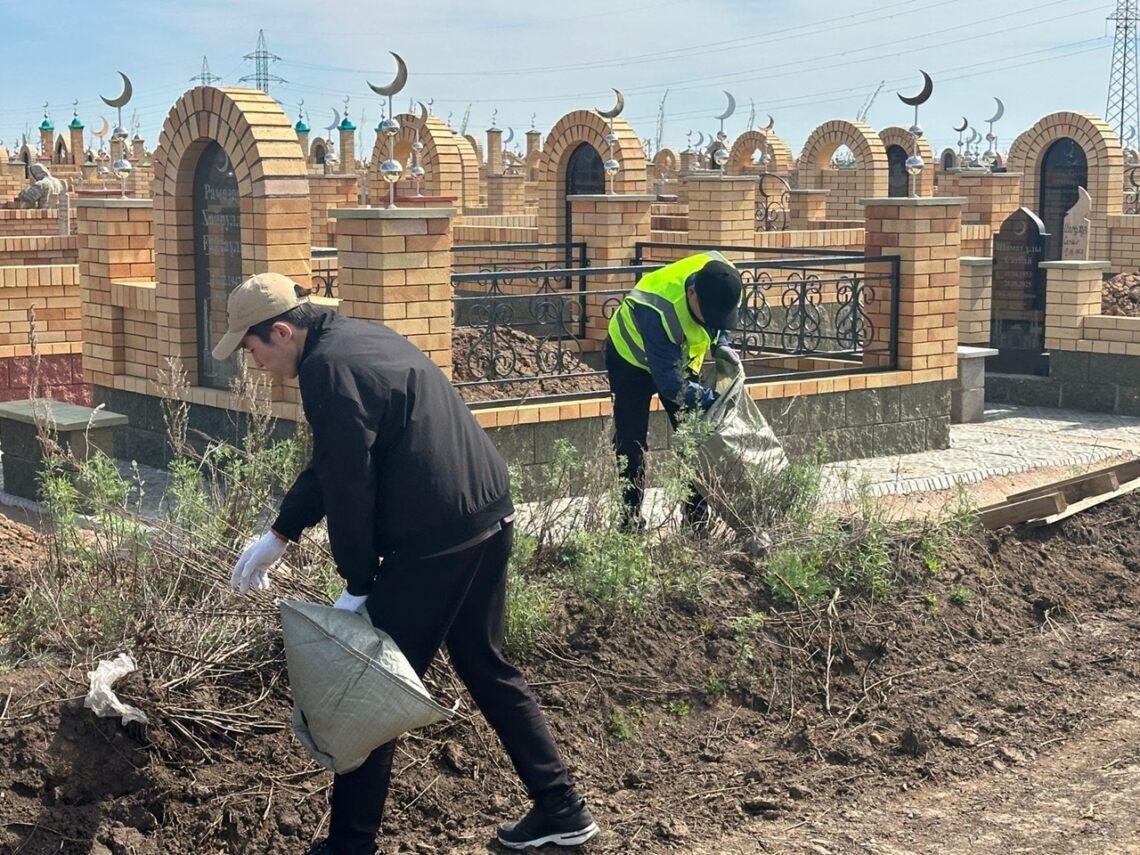 В Астане провели уборку мусульманских кладбищ