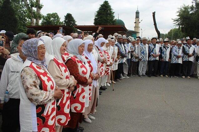 Первые паломники из Кыргызстана отправились на хадж