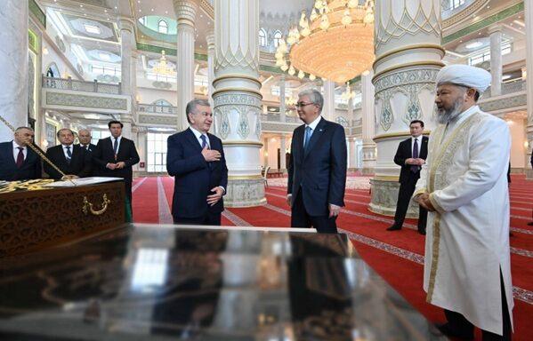Токаев и Мирзиёев открыли новую мечеть в Туркестане