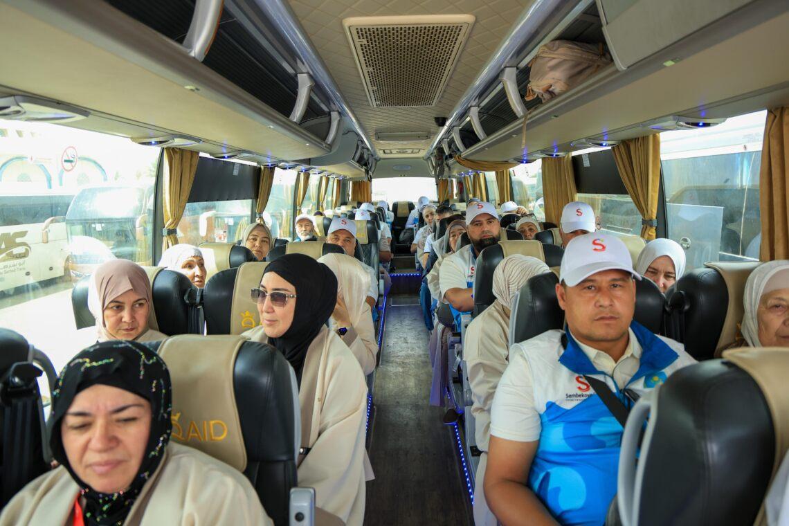 Первые 166 казахстанских паломников прибыли в Медину
