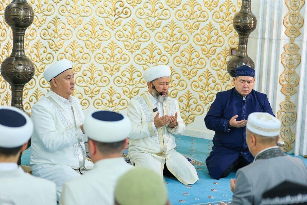 В мечетях Казахстана прошел праздничный Айт-намаз: Фото