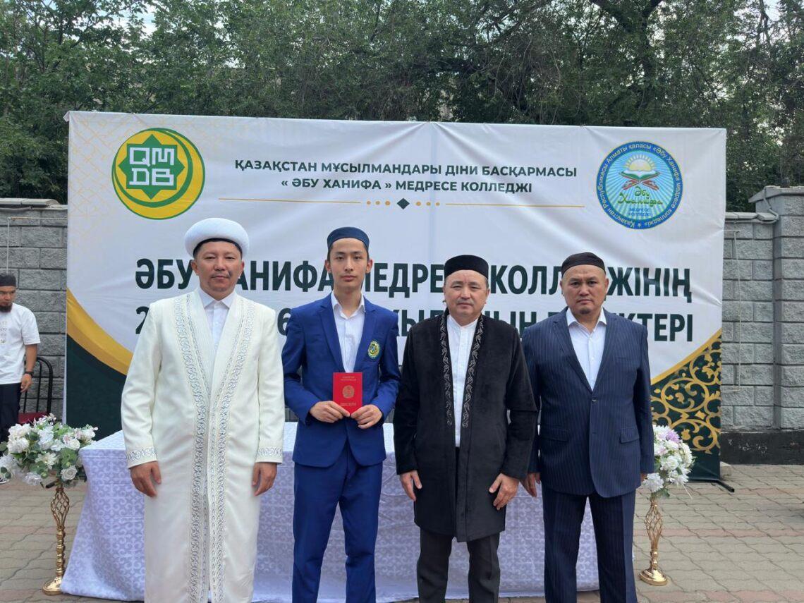 Алматы: Медресе түлектеріне диплом табысталды
