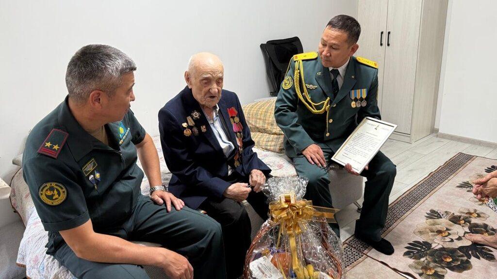 Военнослужащие Алматы поздравили 99-летнего ветерана
