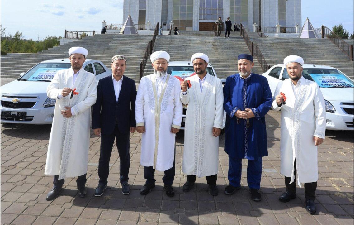 Үш мешітке қызметтік автокөлік сыйлады