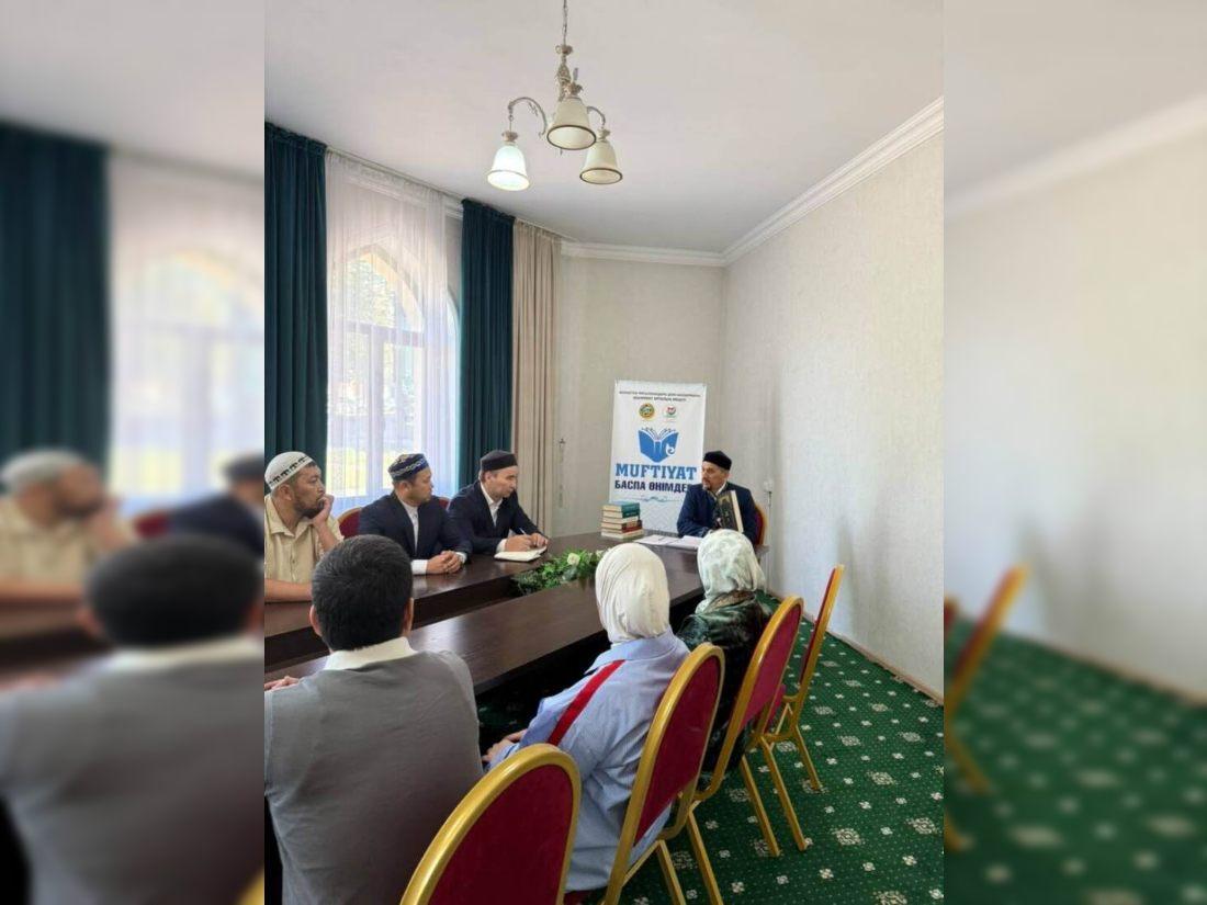 Діни дүкен иелерімен кездесті