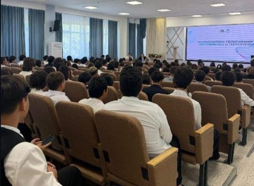Школьников Алматы предостерегли от размещения радикального контента