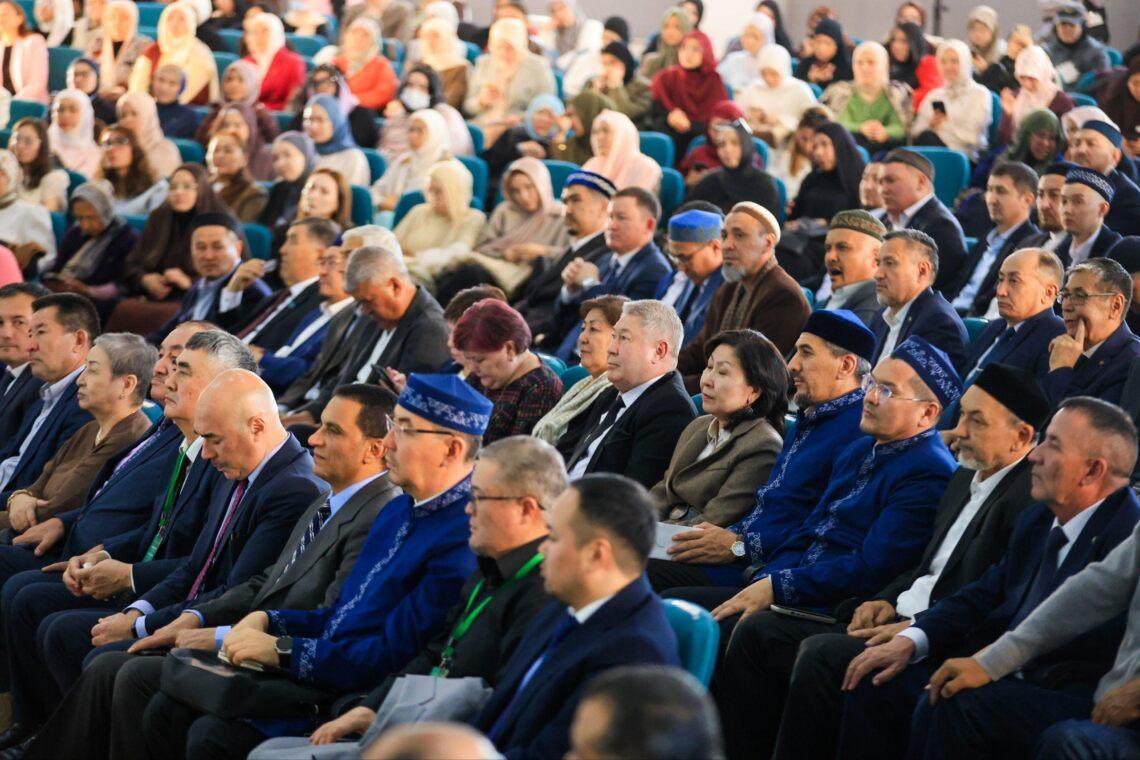 Муфтий наградил преподавателей университета «Нур-Мубарак»